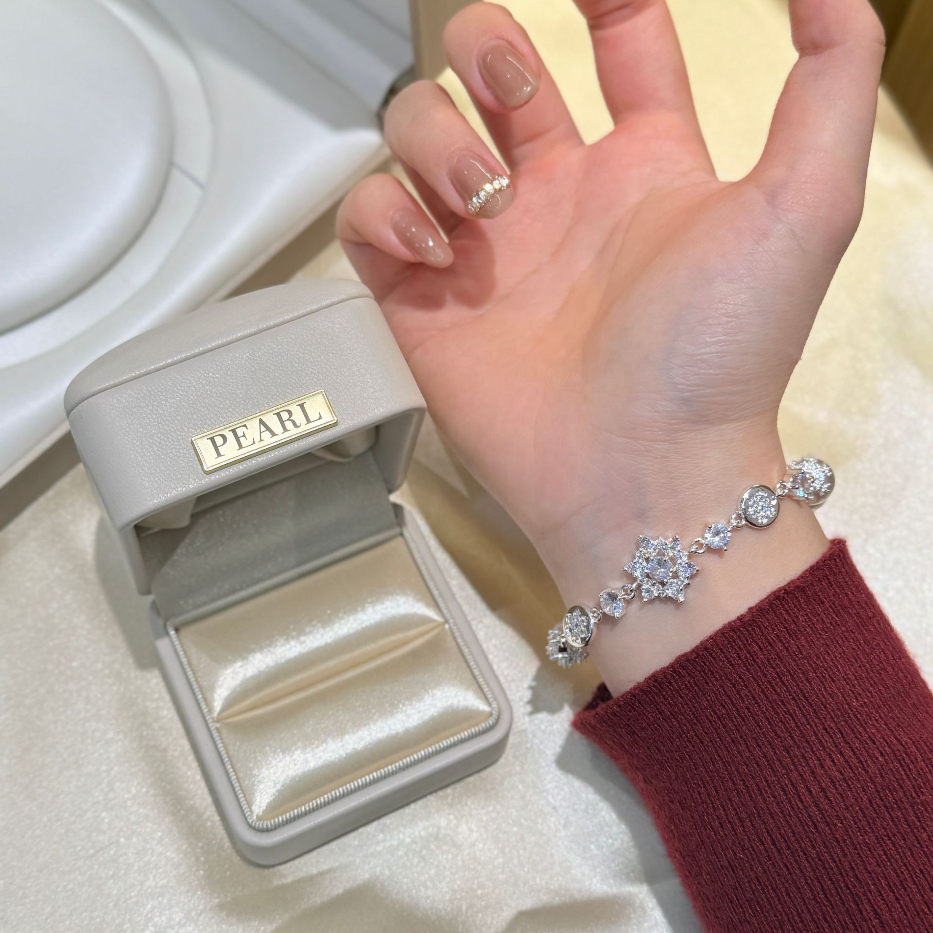 French Style Light Luxury Cold Light Pearl Full Diamond Six Pointed Star Bracelet For Women, Exquisite And High-End Sparkling Bracelet