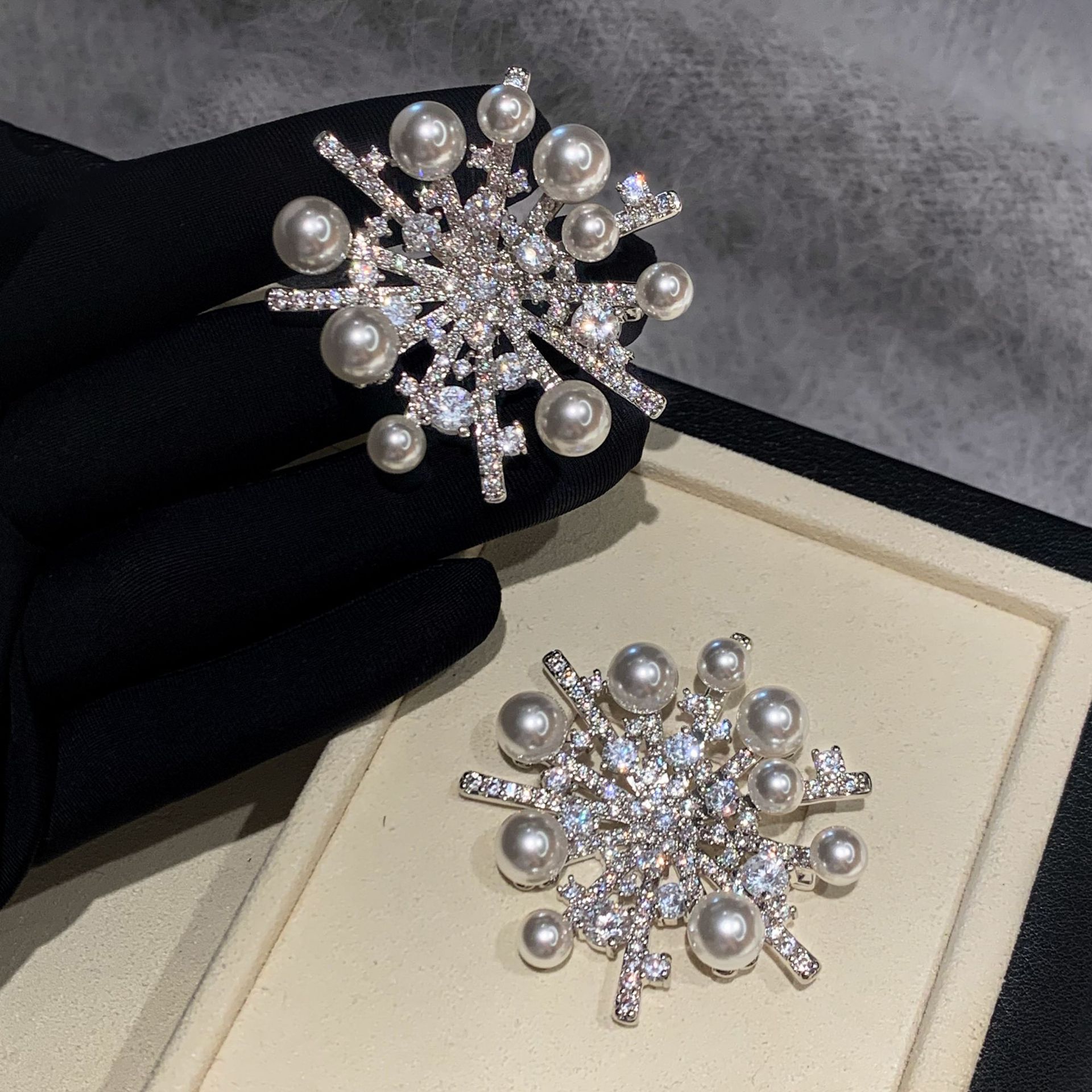 2026 Light Luxury Premium Sense Size Pearl Full Diamond Sparkling Fireworks Brooch Female Personality Fashion Suit Pin