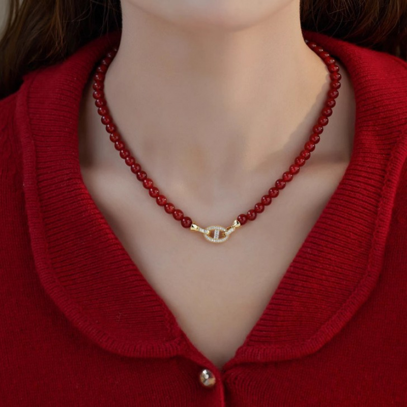 Natural Red Agate Gold Full Diamond Pig Nose Necklace For Women With A High-End And Elegant New Year