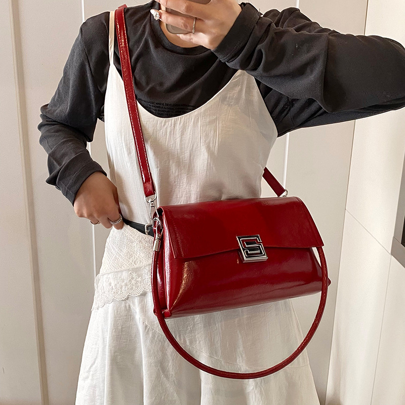 2026 New Underarm Bag Women's Retro Leisure Crossbody Bag Light Luxury Oil Wax Leather Small Square Bag